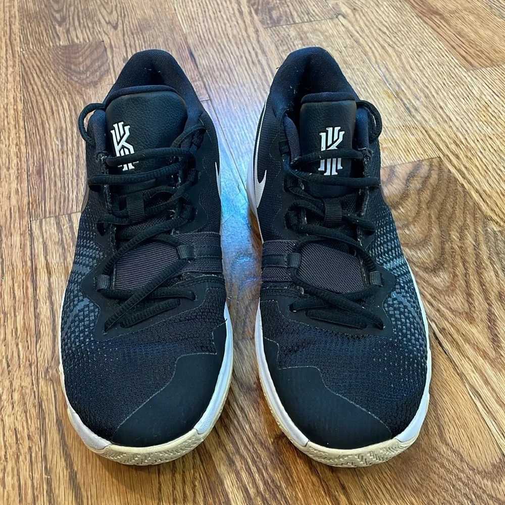 Nike Kyrie Flytrap 11 GS Basketball Sneaker/Shoes. Size 7Y. Excellent Condition.